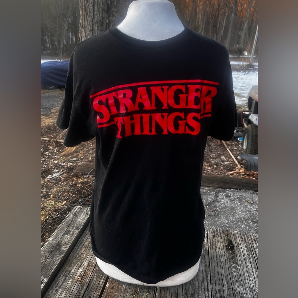 NETFLIX STRANGER THINGS BLACK TSHIRT UNISEX / WOMANS MENS MEDIUM